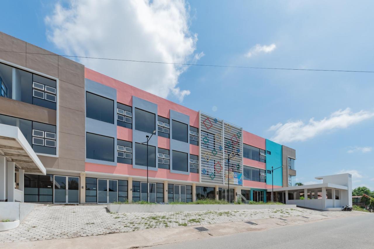 Sans Hotel Berau Square Tanjung Redep Esterno foto